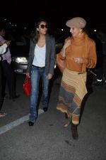 Gauri Khan and Parmeshwar Godrej leave for London _ Mumbai on 23rd Nov 2012 (12).JPG